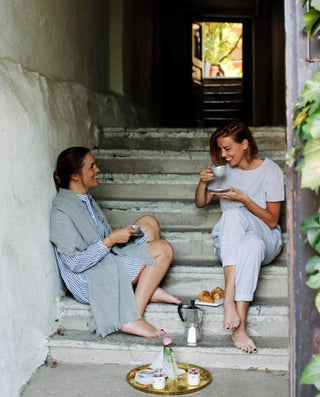 Personas dialogando durante el desayuno