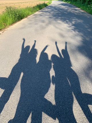 Sombras de un grupo de chicas unidas.